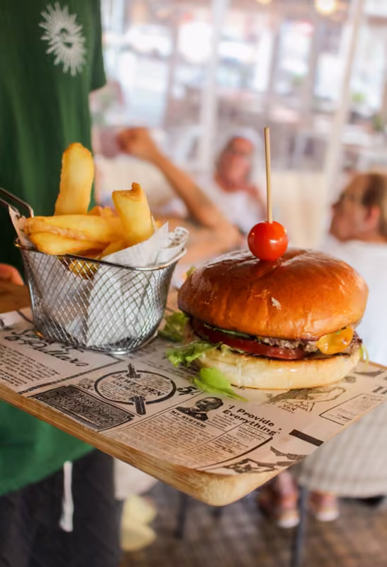 Burger en pan artesano con patatas